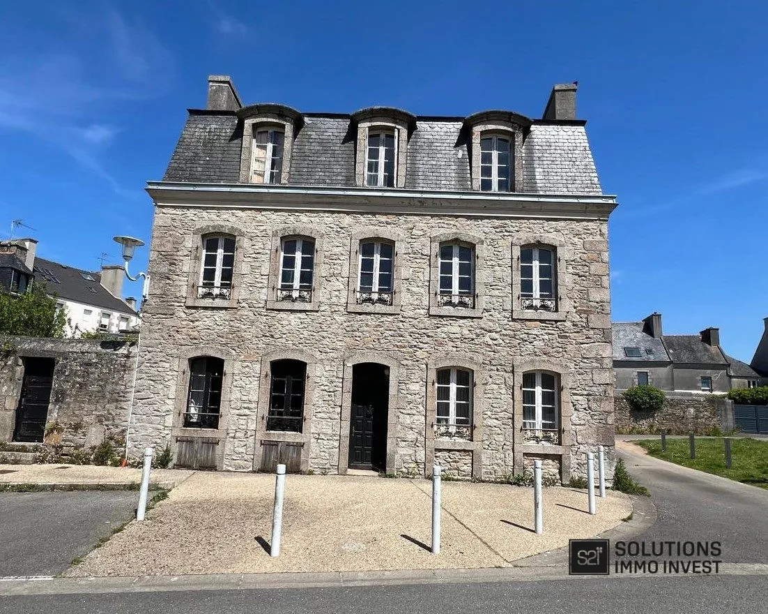 Maison de ville à rénover avec grand potentiel à Ploudalmézeau 