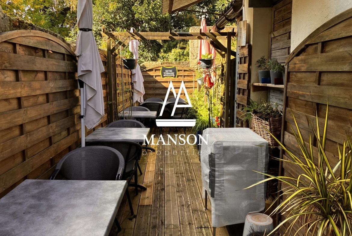 Local commercial de 162 m² avec terrasse en centre-ville de Créon 