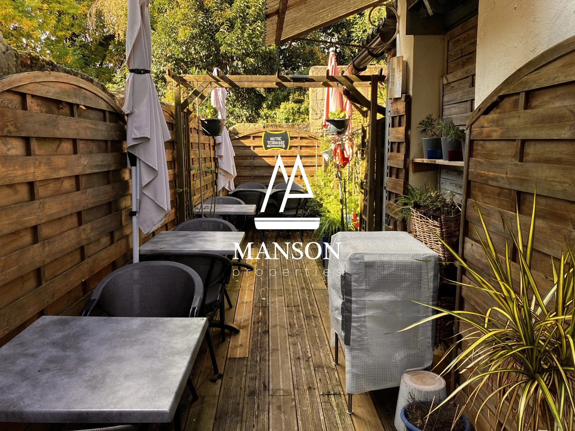 Local commercial de 162 m² avec terrasse en centre-ville de Créon 