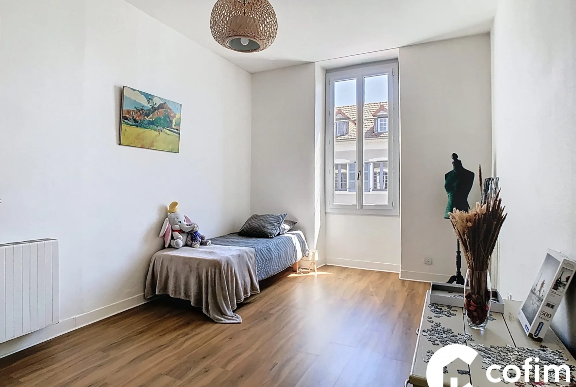 Appartement T3 lumineux de 92 m² à Pau, avec parking et cave, proximité centre-ville 