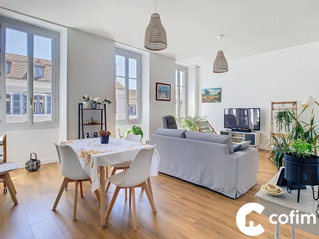 Appartement T3 lumineux de 92 m² à Pau, avec parking et cave, proximité centre-ville