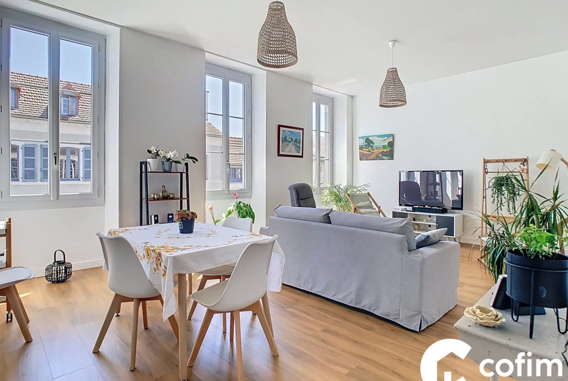 Appartement T3 lumineux de 92 m² à Pau, avec parking et cave, proximité centre-ville 