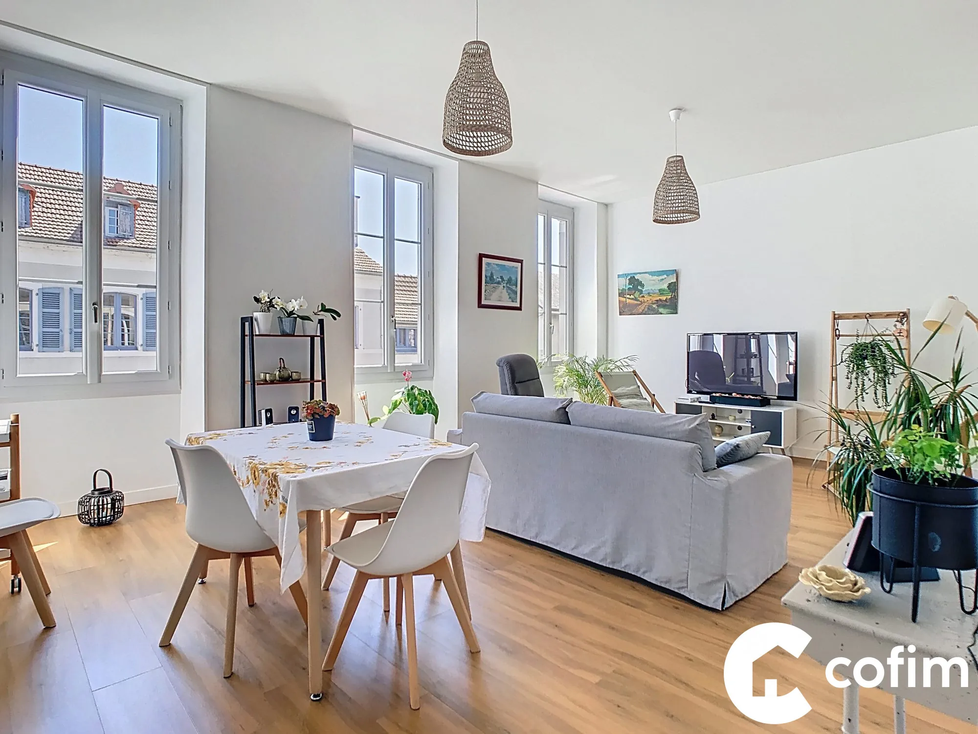 Appartement T3 lumineux de 92 m² à Pau, avec parking et cave, proximité centre-ville 