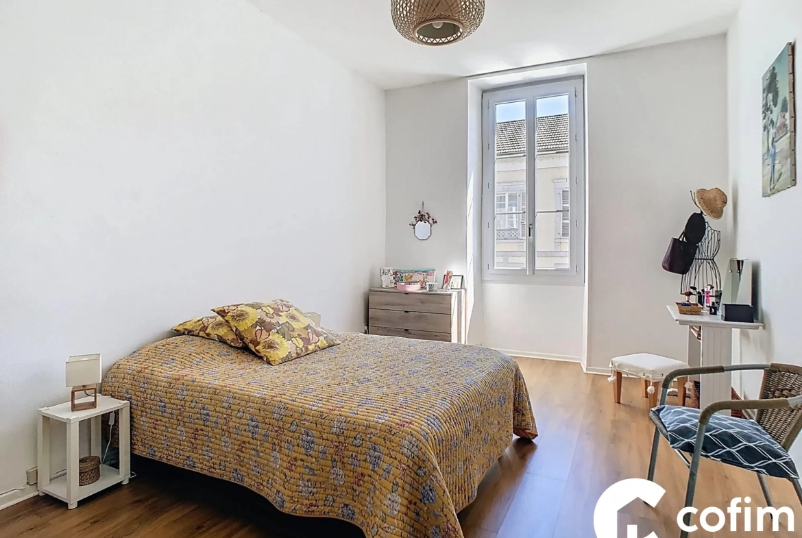 Appartement T3 lumineux de 92 m² à Pau, avec parking et cave, proximité centre-ville 