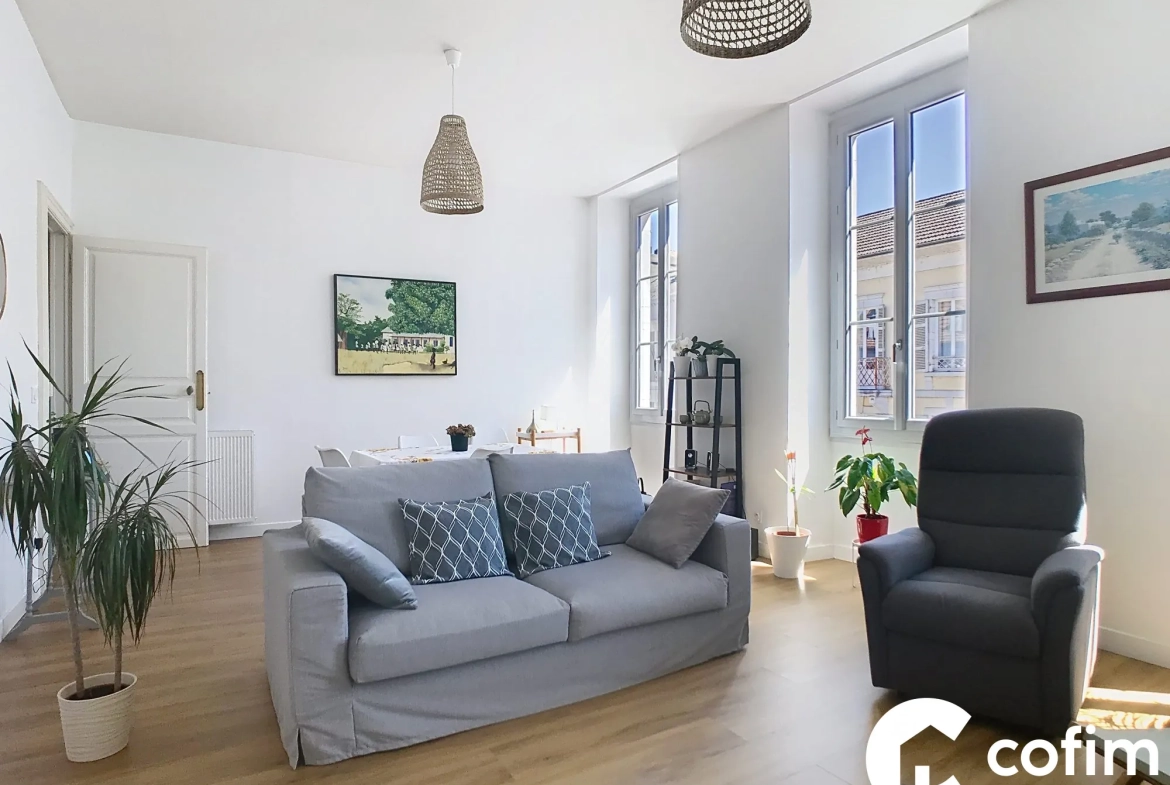 Appartement T3 lumineux de 92 m² à Pau, avec parking et cave, proximité centre-ville 