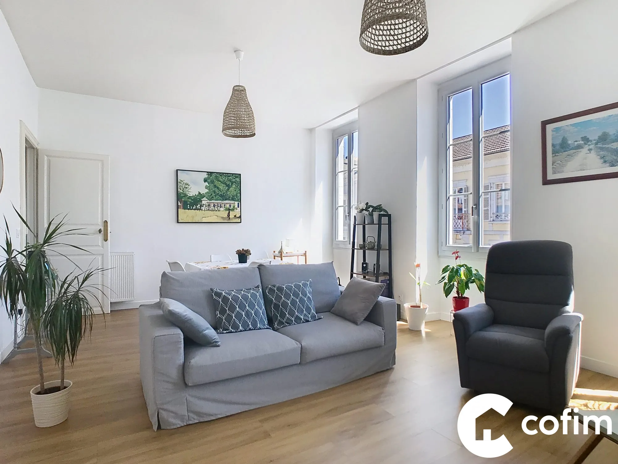 Appartement T3 lumineux de 92 m² à Pau, avec parking et cave, proximité centre-ville 