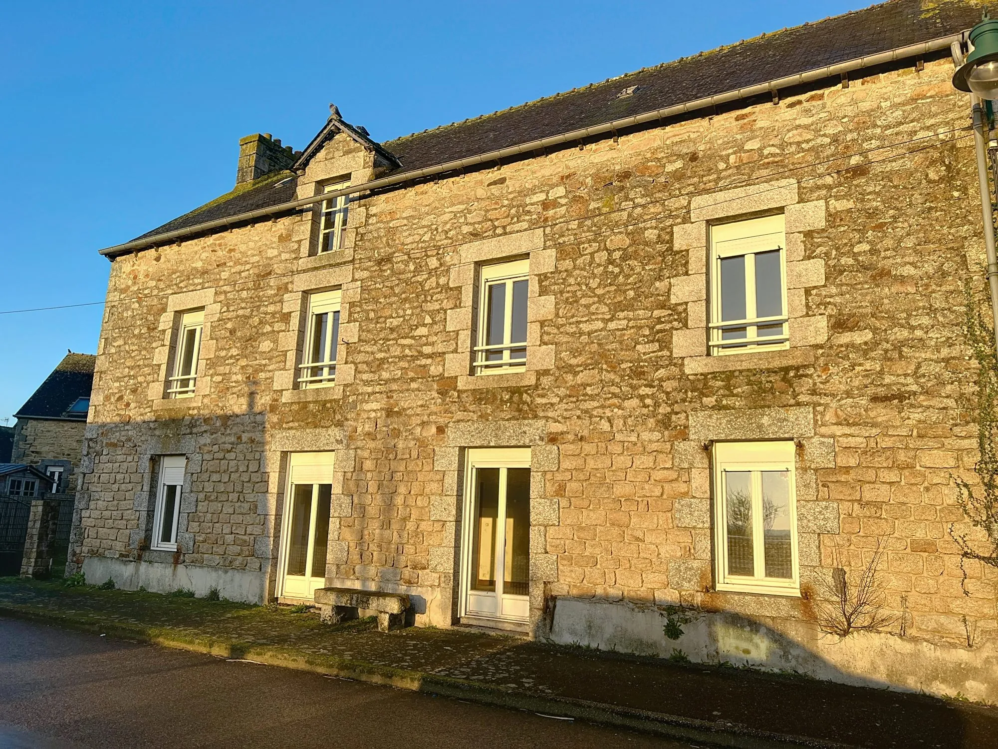 Maison en pierre à Plessala - 146 m² à rénover avec atelier et potentiel d'aménagement 