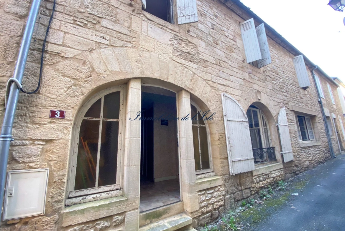 Charmante maison de bourg à Salignac-Eyvigues avec potentiel de rénovation à vendre 