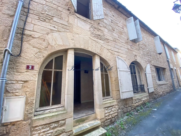 Charmante maison de bourg à Salignac-Eyvigues avec potentiel de rénovation à vendre