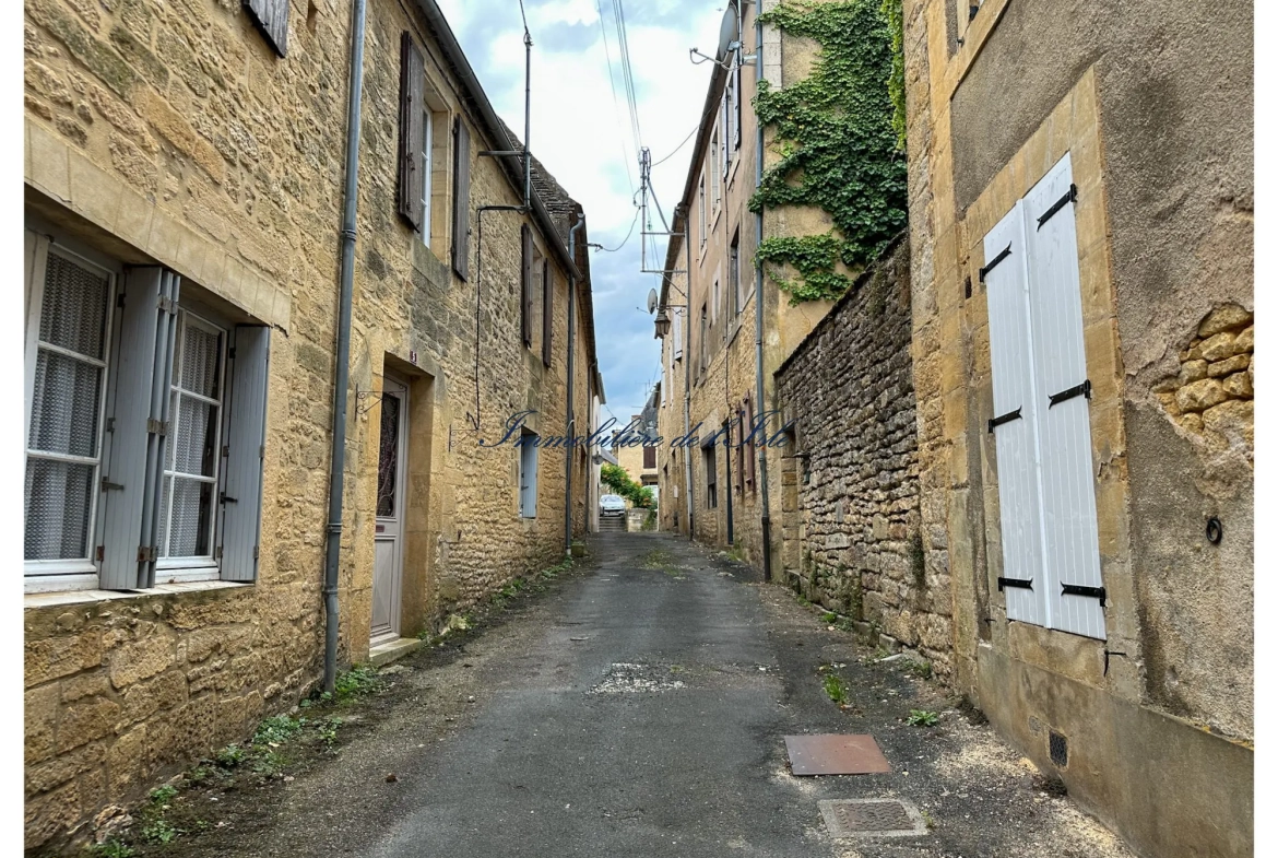 Charmante maison de bourg à Salignac-Eyvigues avec potentiel de rénovation à vendre 