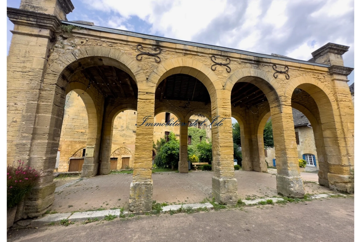 Charmante maison de bourg à Salignac-Eyvigues avec potentiel de rénovation à vendre 