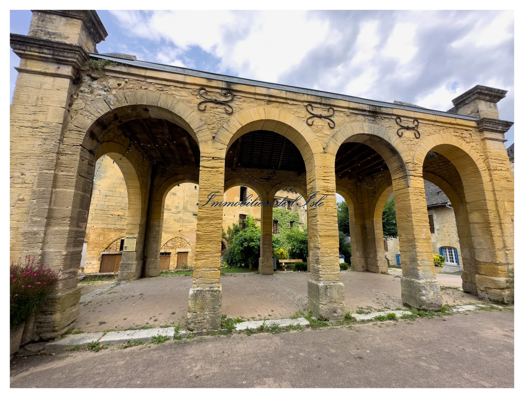 Charmante maison de bourg à Salignac-Eyvigues avec potentiel de rénovation à vendre 
