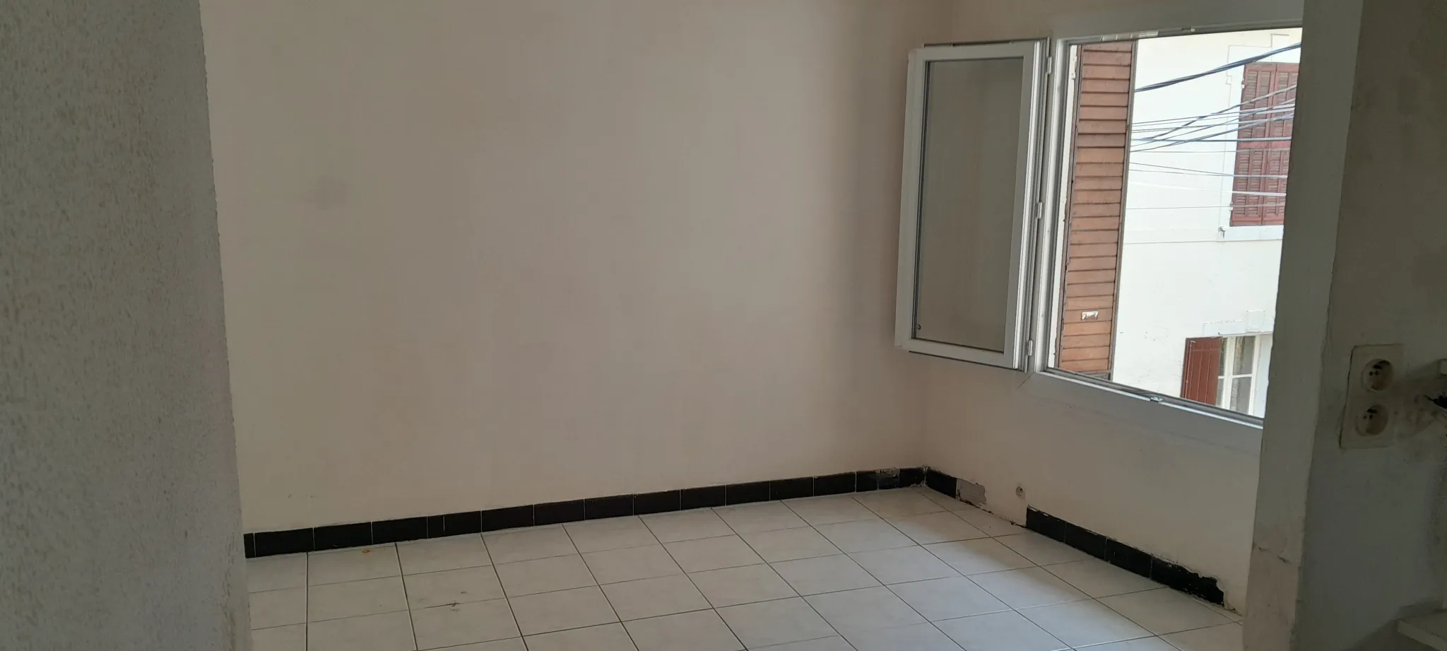Maison de village avec garage à Pierrevert - 40 m² à rafraîchir 