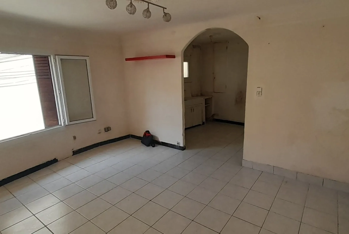 Maison de village avec garage à Pierrevert - 40 m² à rafraîchir 