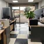 Local professionnel de 92 m² avec cave et parking à Bron