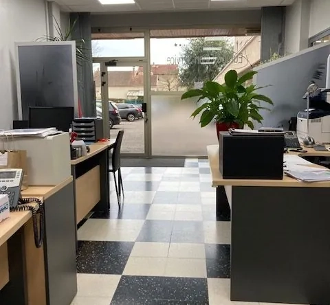 Local professionnel de 92 m² avec cave et parking à Bron