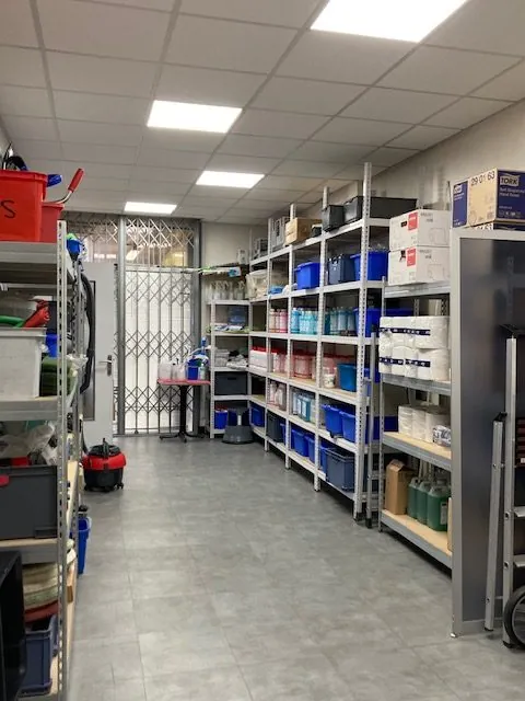 Local professionnel de 92 m² avec cave et parking à Bron 