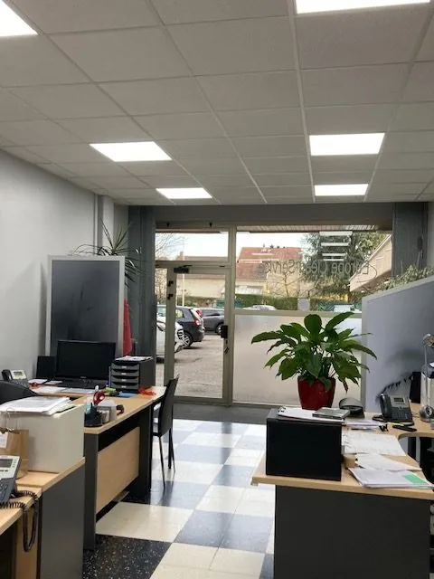 Local professionnel de 92 m² avec cave et parking à Bron 
