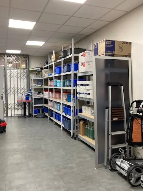 Local professionnel de 92 m² avec cave et parking à Bron 