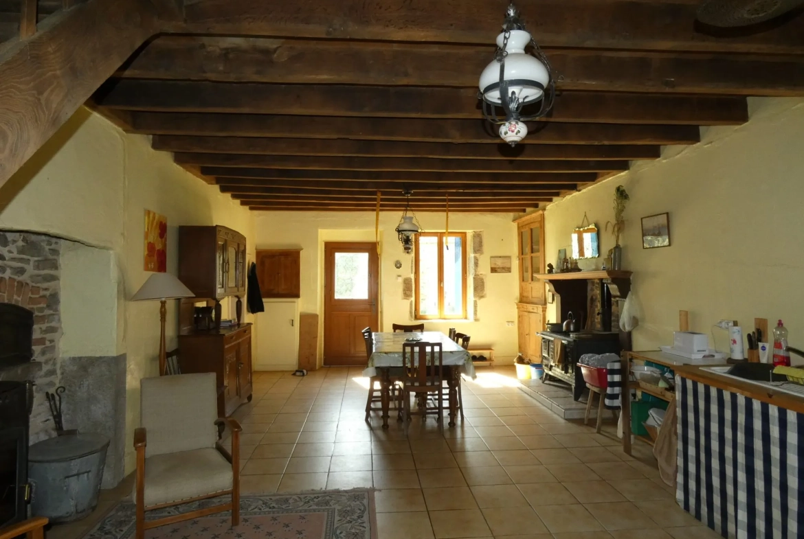 Maison en pierre à Jarnages de 123m² avec jardin et grange attenante 
