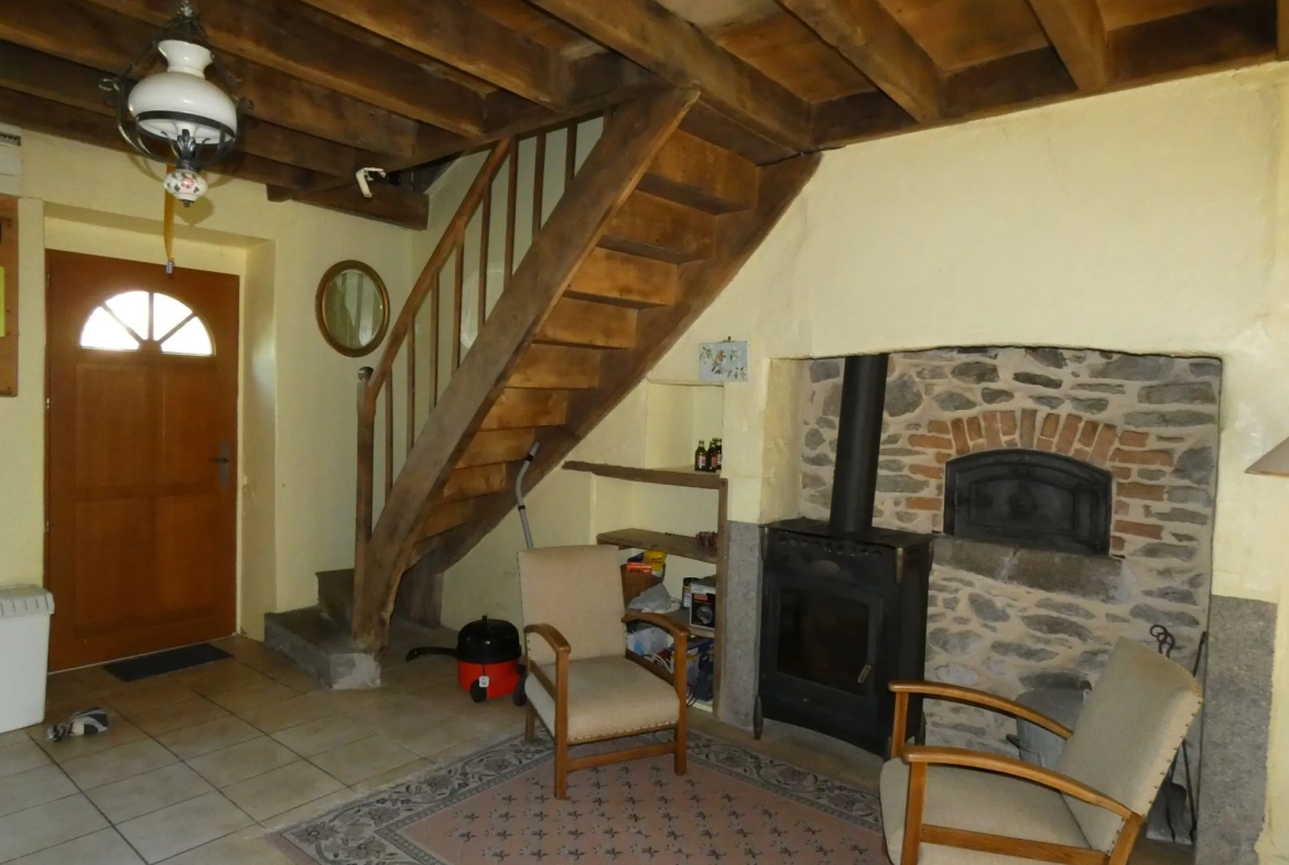 Maison en pierre à Jarnages de 123m² avec jardin et grange attenante 