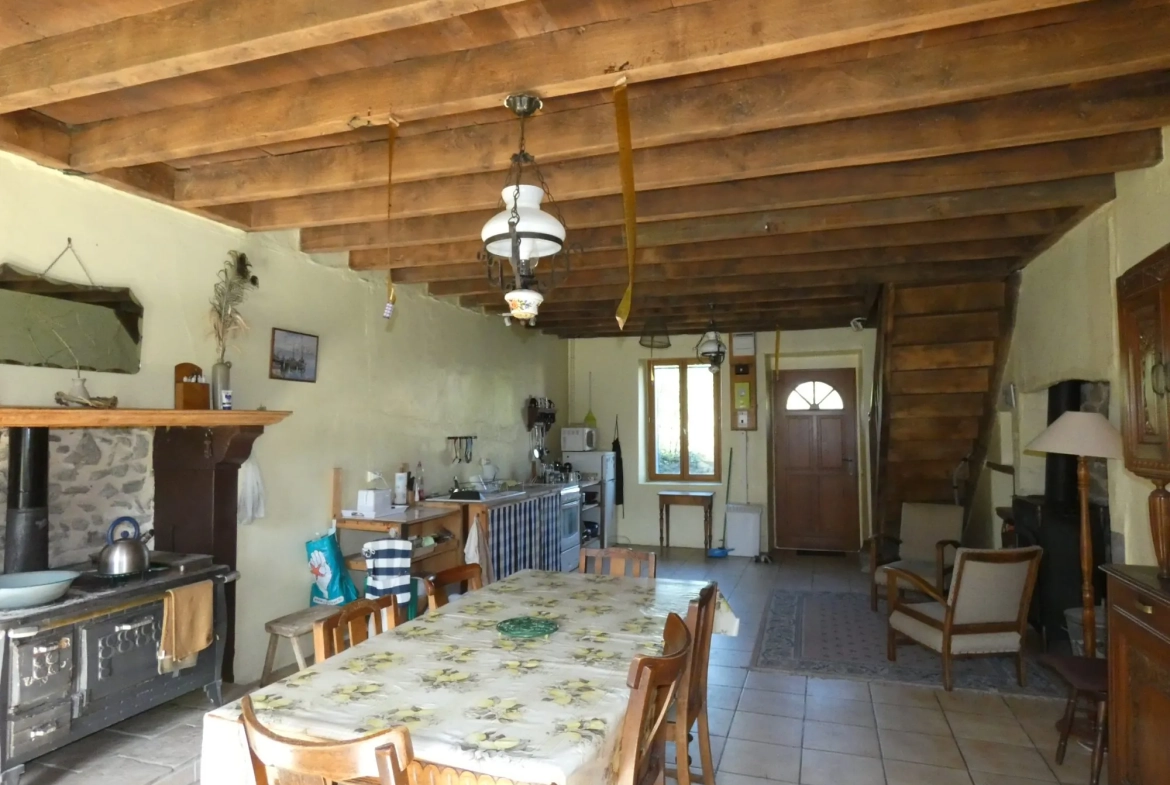 Maison en pierre à Jarnages de 123m² avec jardin et grange attenante 