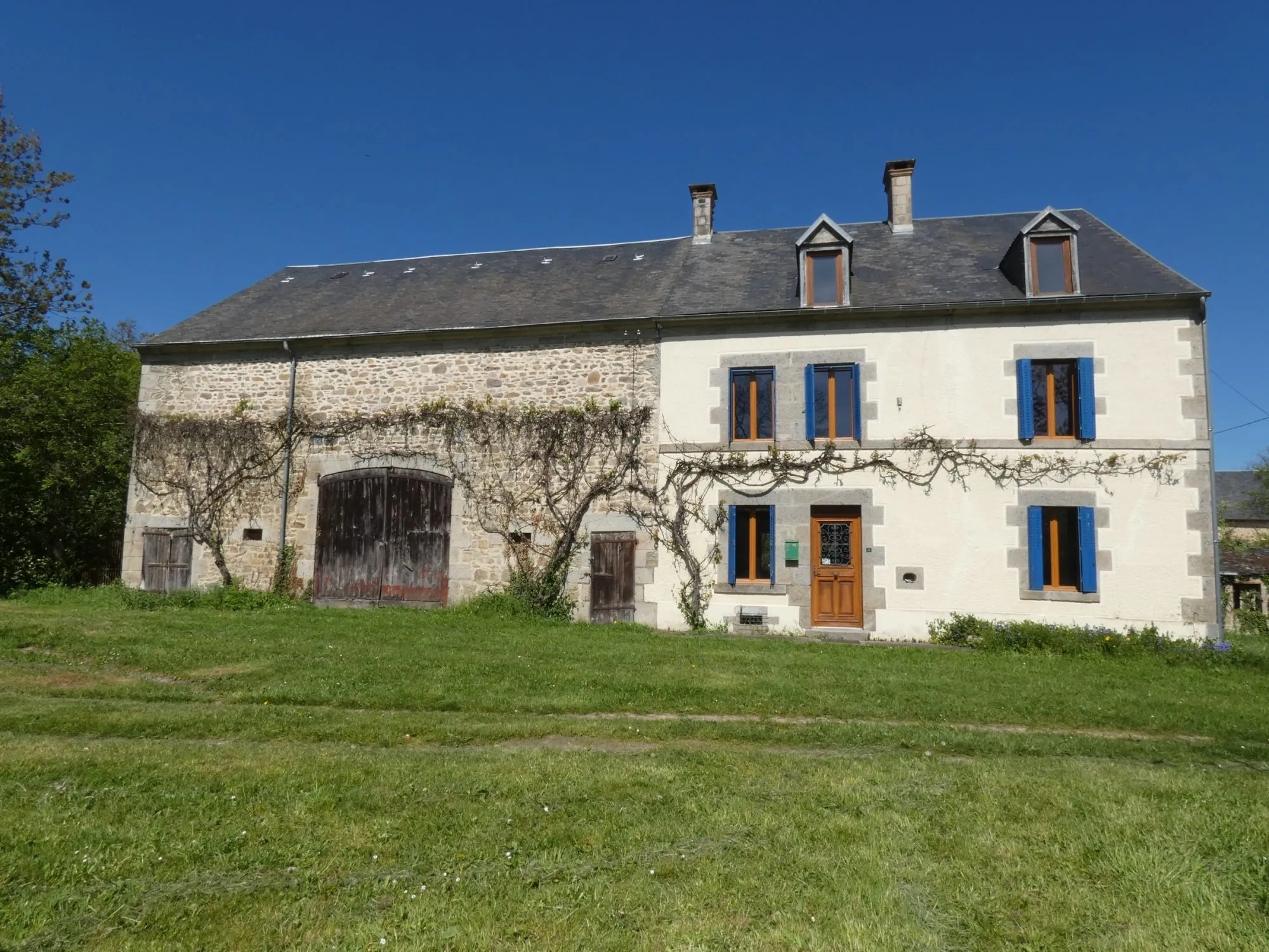 Maison en pierre à Jarnages de 123m² avec jardin et grange attenante 