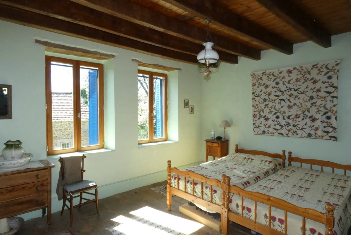 Maison en pierre à Jarnages de 123m² avec jardin et grange attenante 