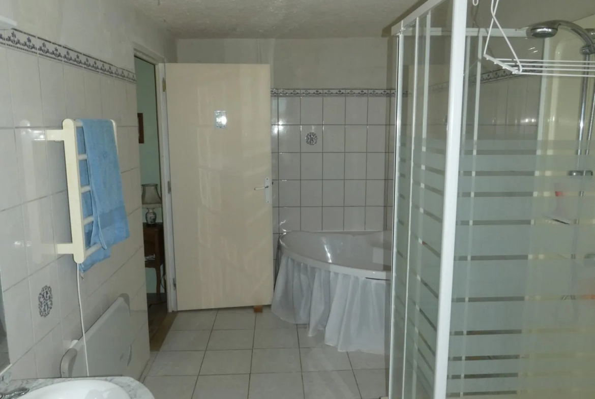 Maison en pierre à Jarnages de 123m² avec jardin et grange attenante 