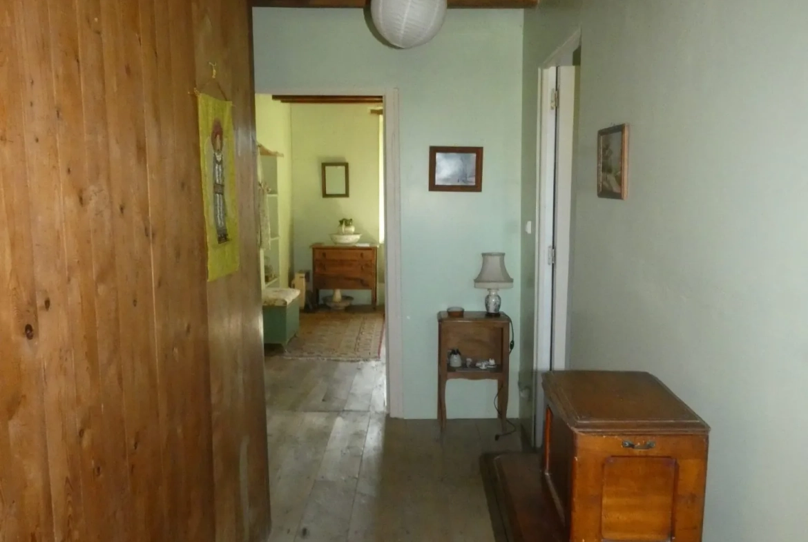 Maison en pierre à Jarnages de 123m² avec jardin et grange attenante 