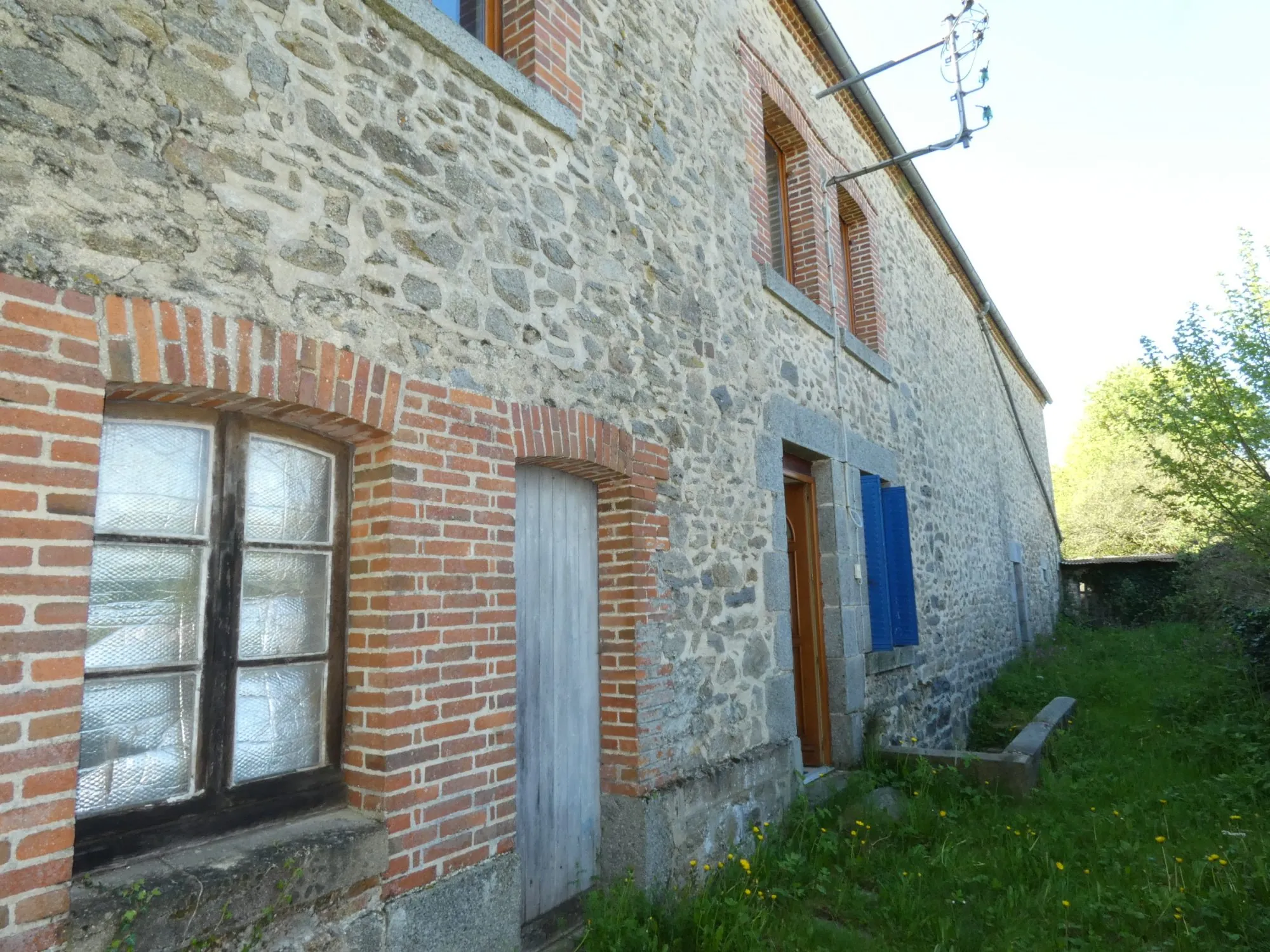 Maison en pierre à Jarnages de 123m² avec jardin et grange attenante 