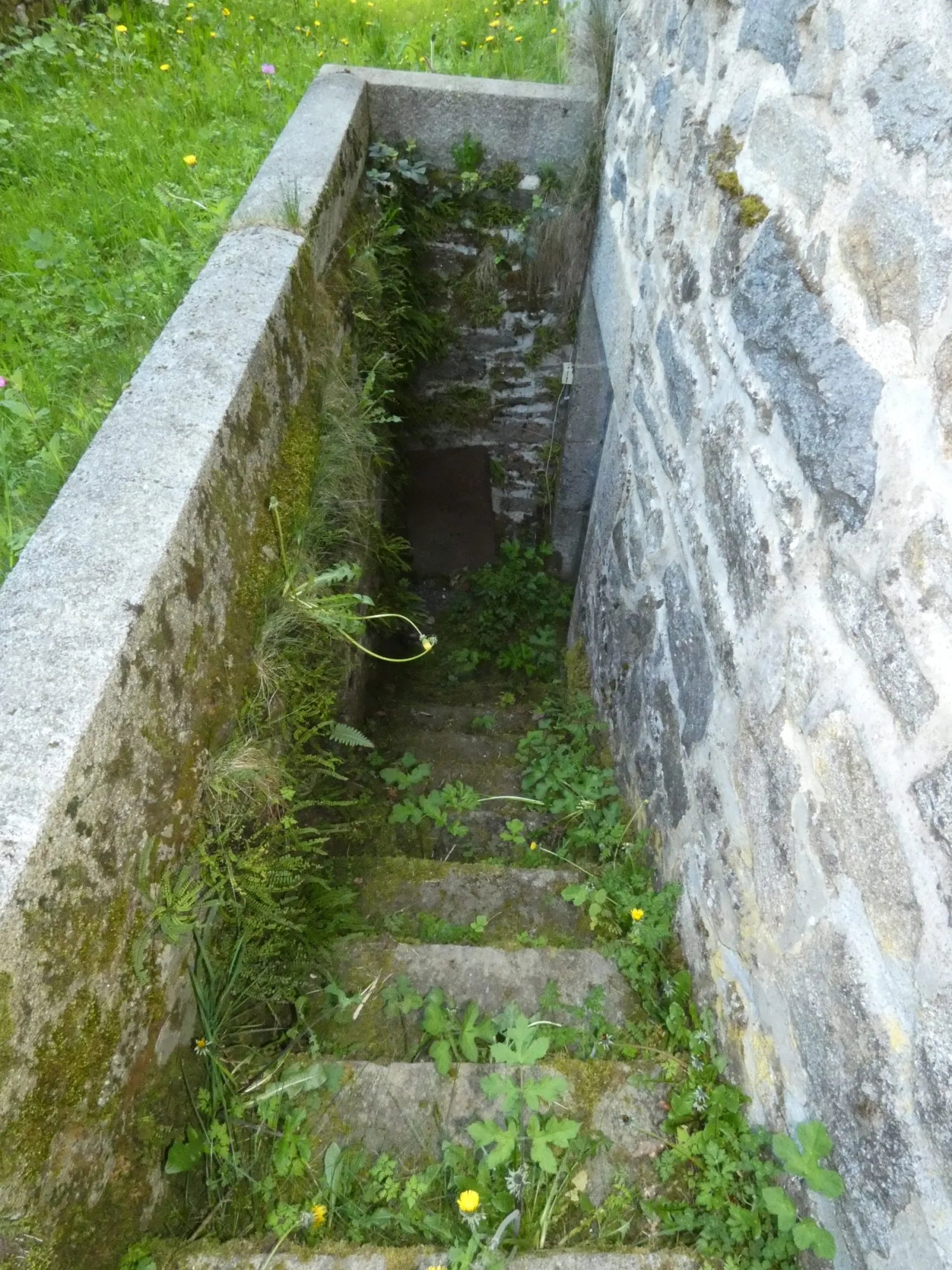 Maison en pierre à Jarnages de 123m² avec jardin et grange attenante 