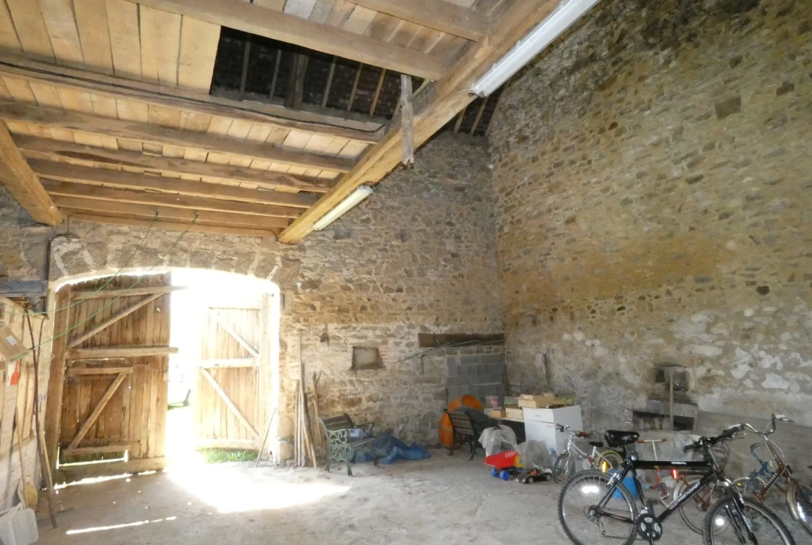 Maison en pierre à Jarnages de 123m² avec jardin et grange attenante 