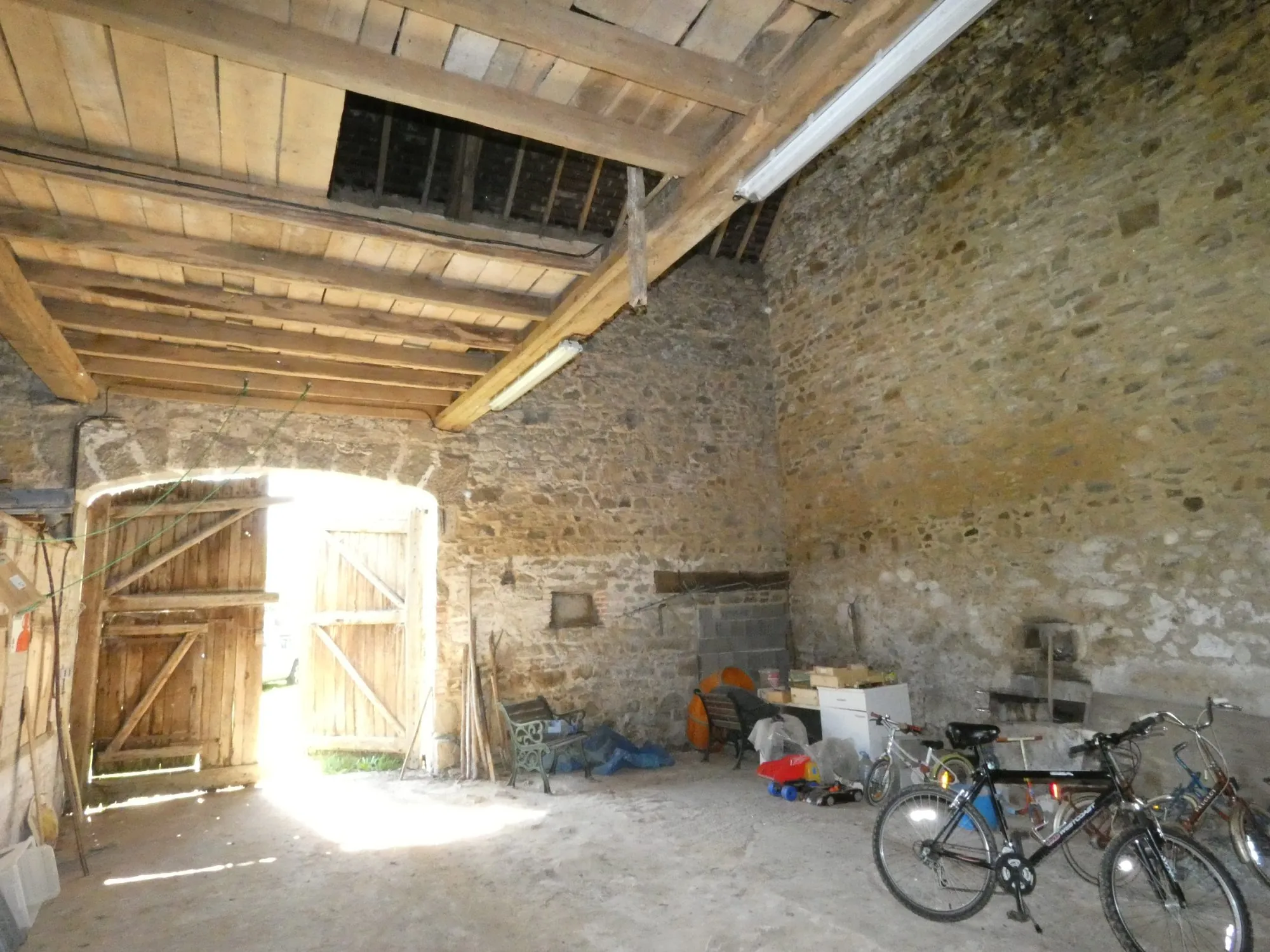 Maison en pierre à Jarnages de 123m² avec jardin et grange attenante 