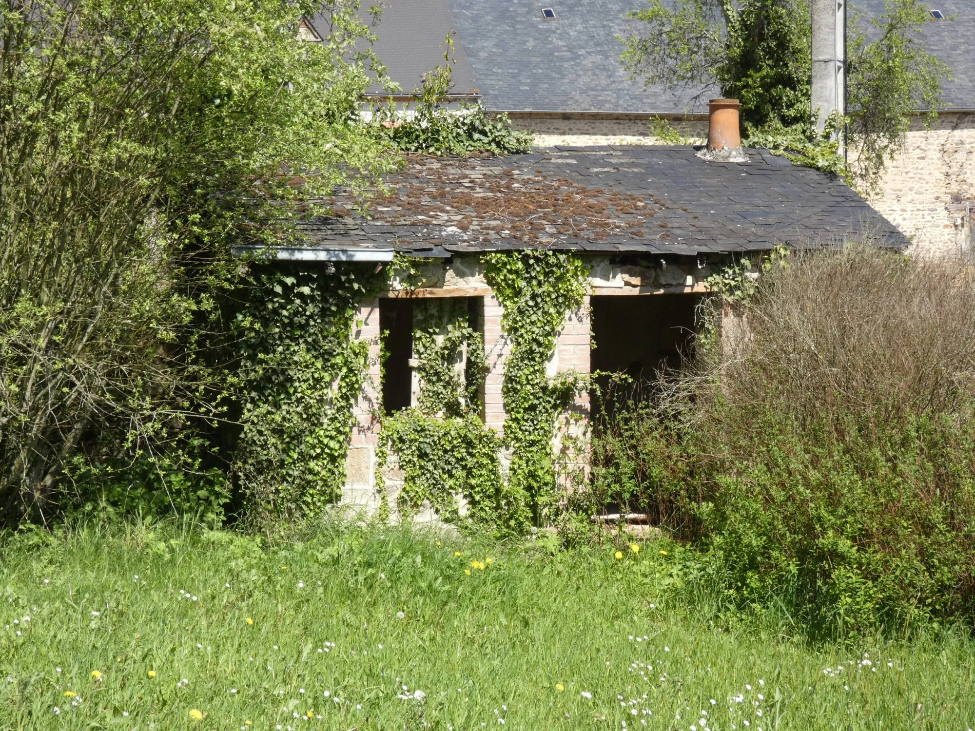 Maison en pierre à Jarnages de 123m² avec jardin et grange attenante 