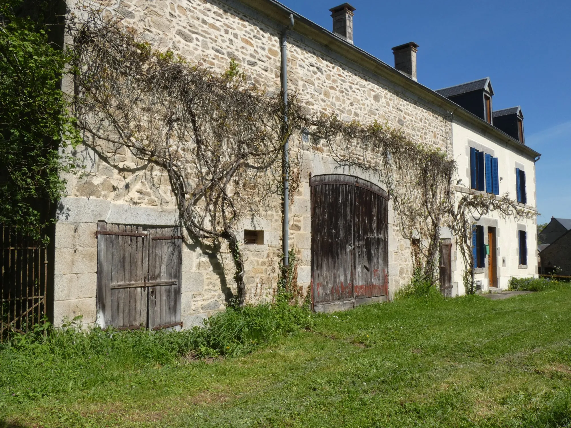 Maison en pierre à Jarnages de 123m² avec jardin et grange attenante 