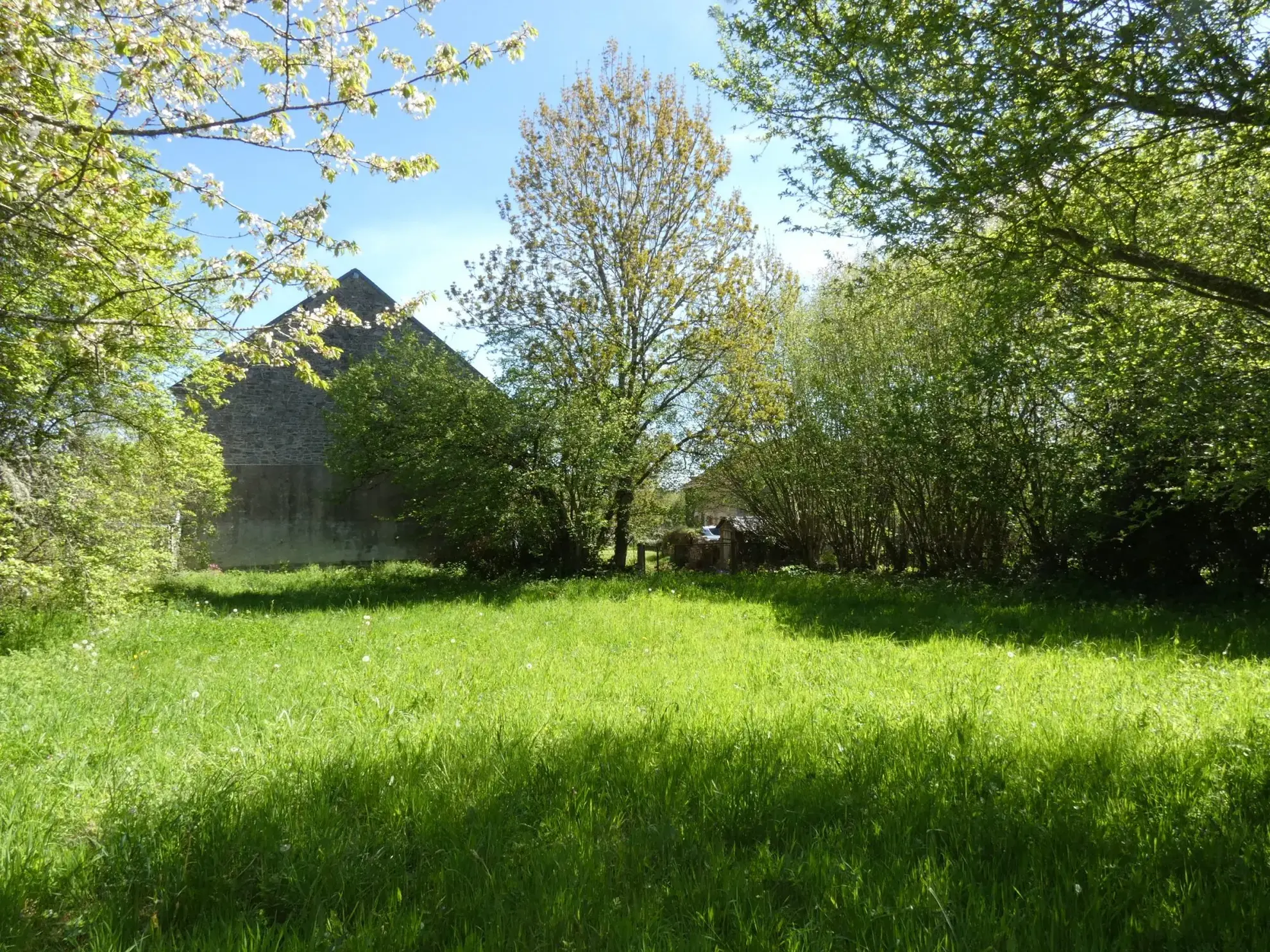 Maison en pierre à Jarnages de 123m² avec jardin et grange attenante 