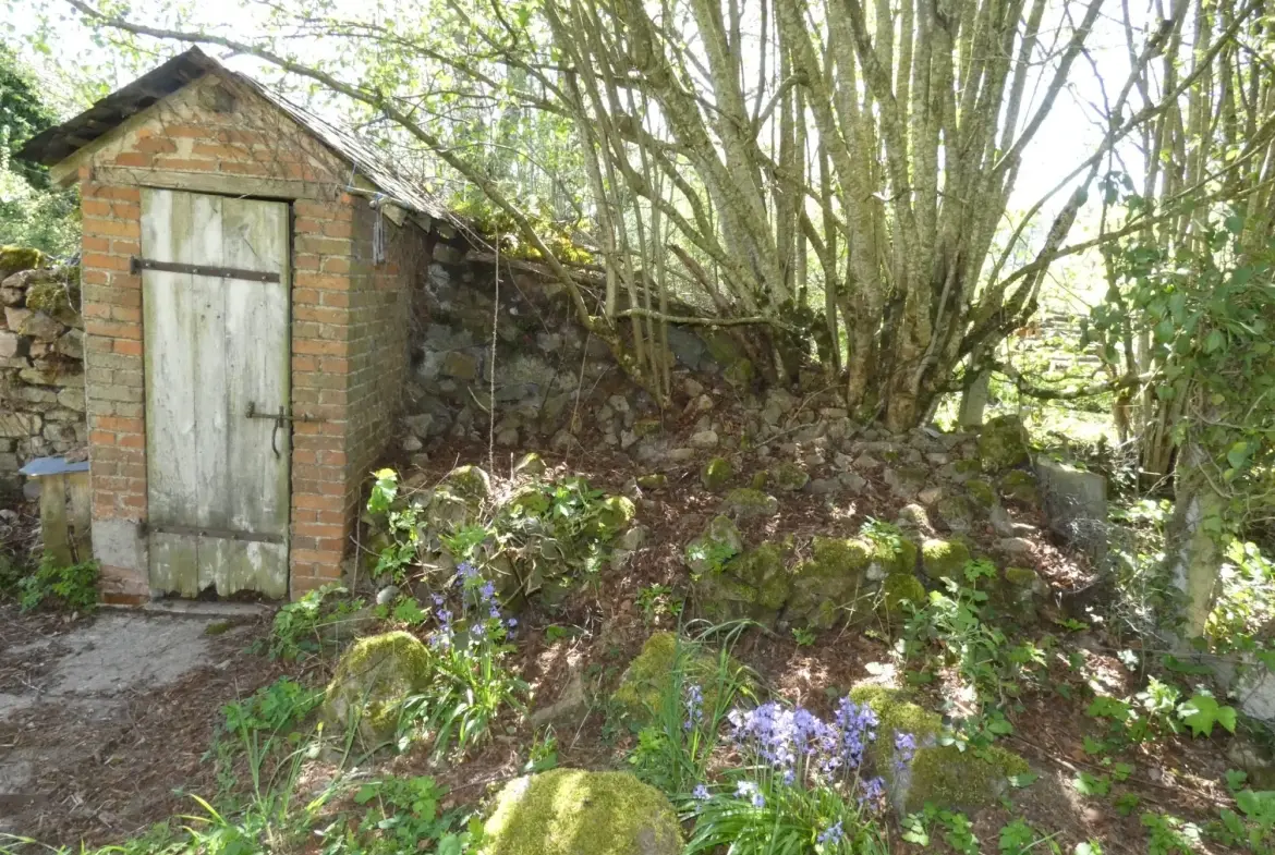 Maison en pierre à Jarnages de 123m² avec jardin et grange attenante 