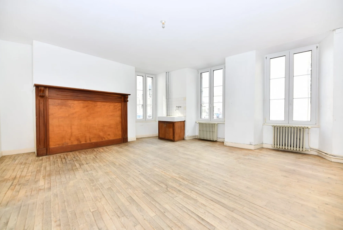 Immeuble résidentiel de 6 lots à Mauriac, 231 m², rénové, avec travaux de toiture en cours 