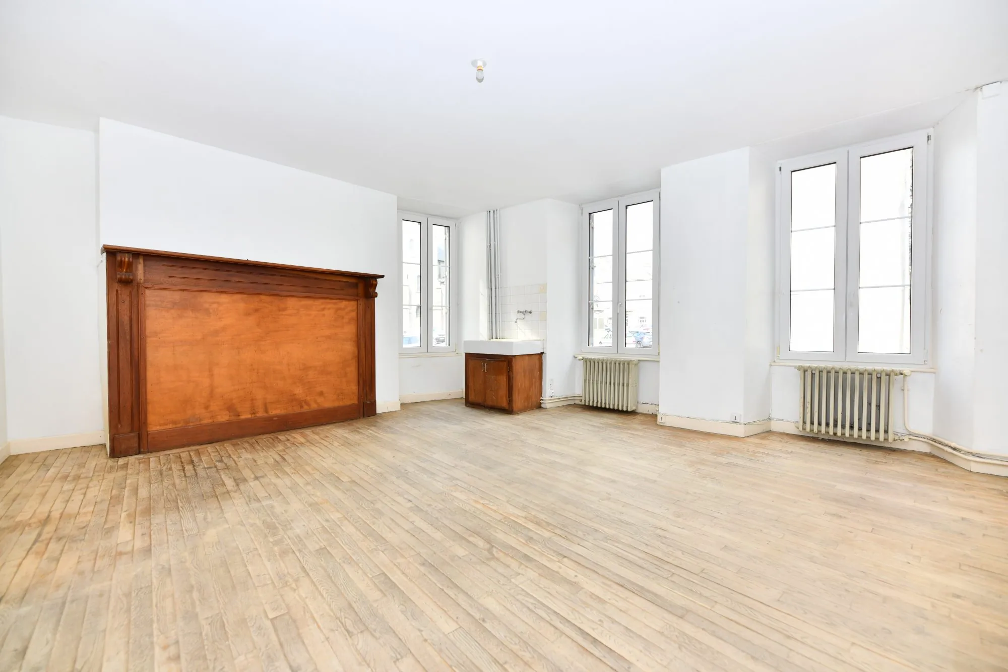 Immeuble résidentiel de 6 lots à Mauriac, 231 m², rénové, avec travaux de toiture en cours 