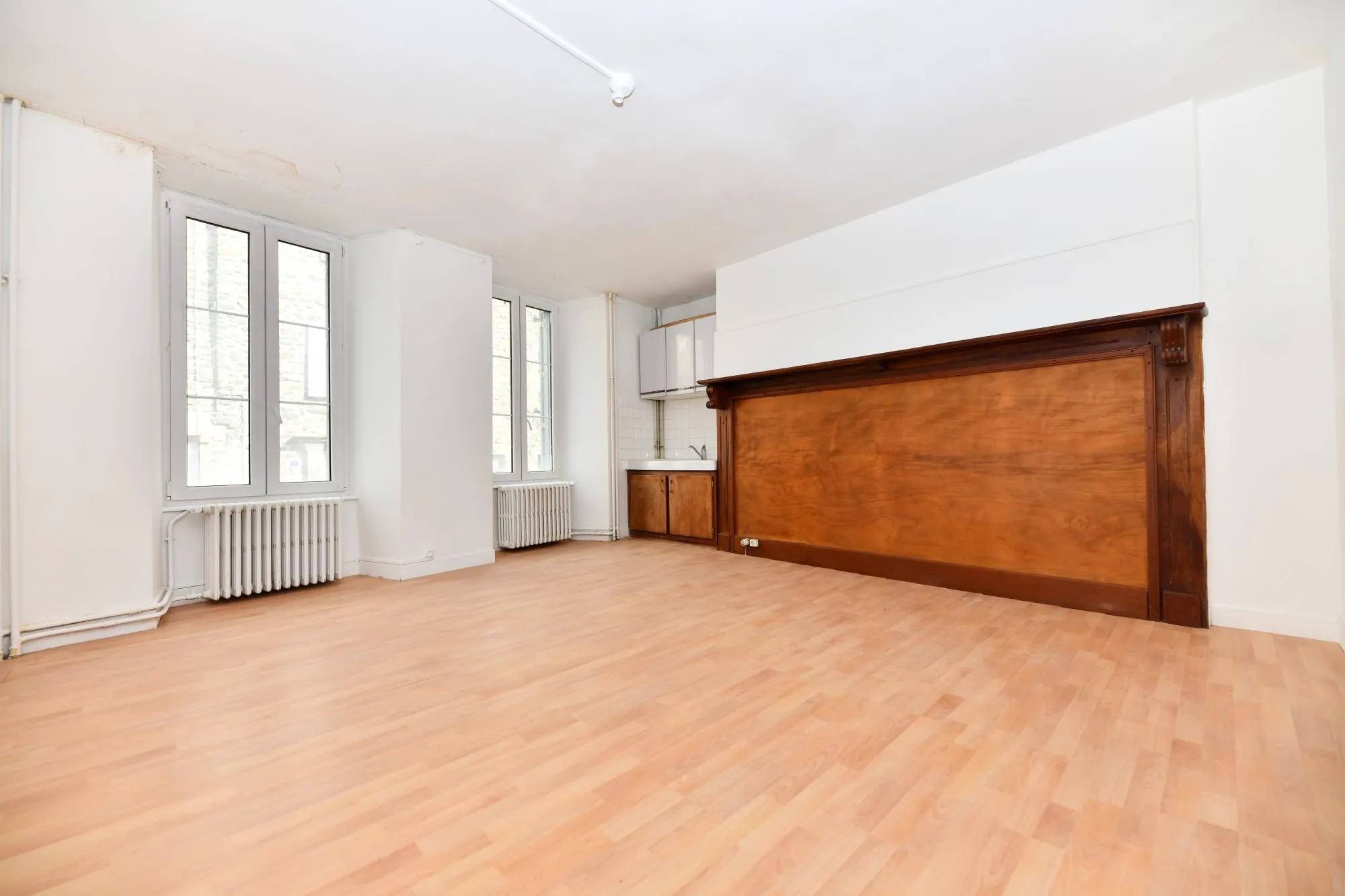 Immeuble résidentiel de 6 lots à Mauriac, 231 m², rénové, avec travaux de toiture en cours 