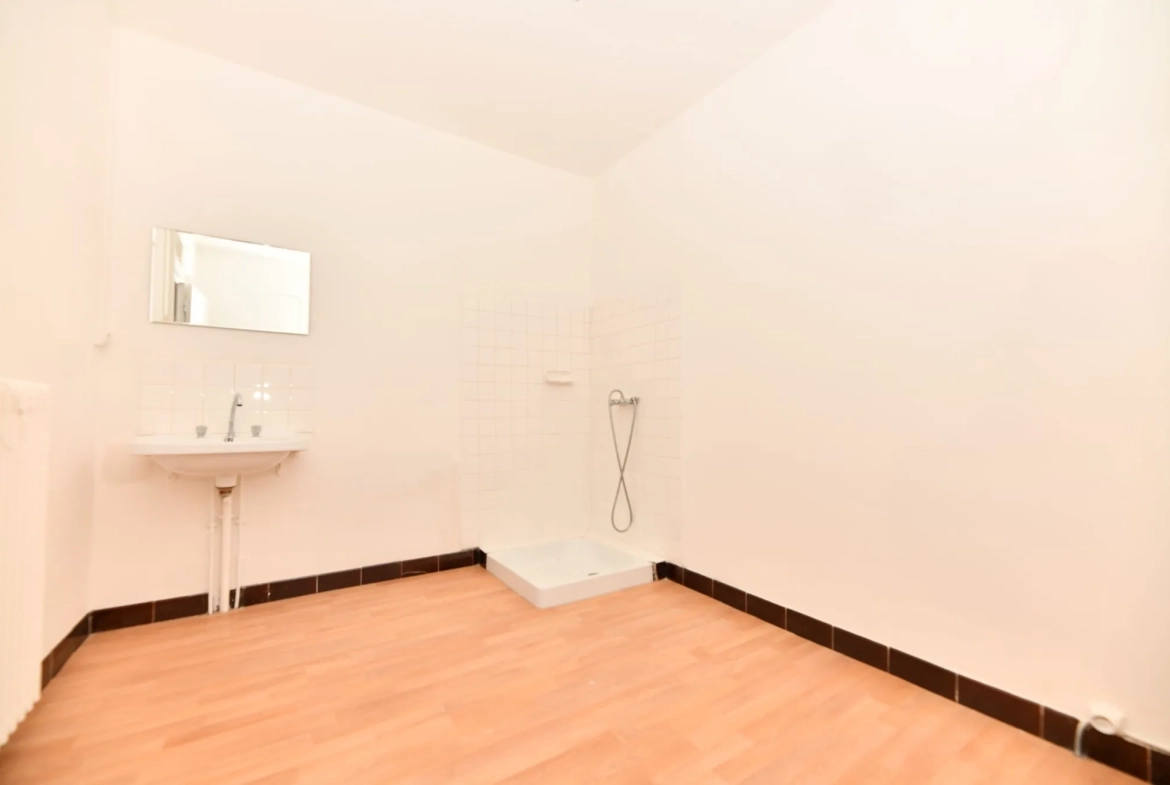 Immeuble résidentiel de 6 lots à Mauriac, 231 m², rénové, avec travaux de toiture en cours 