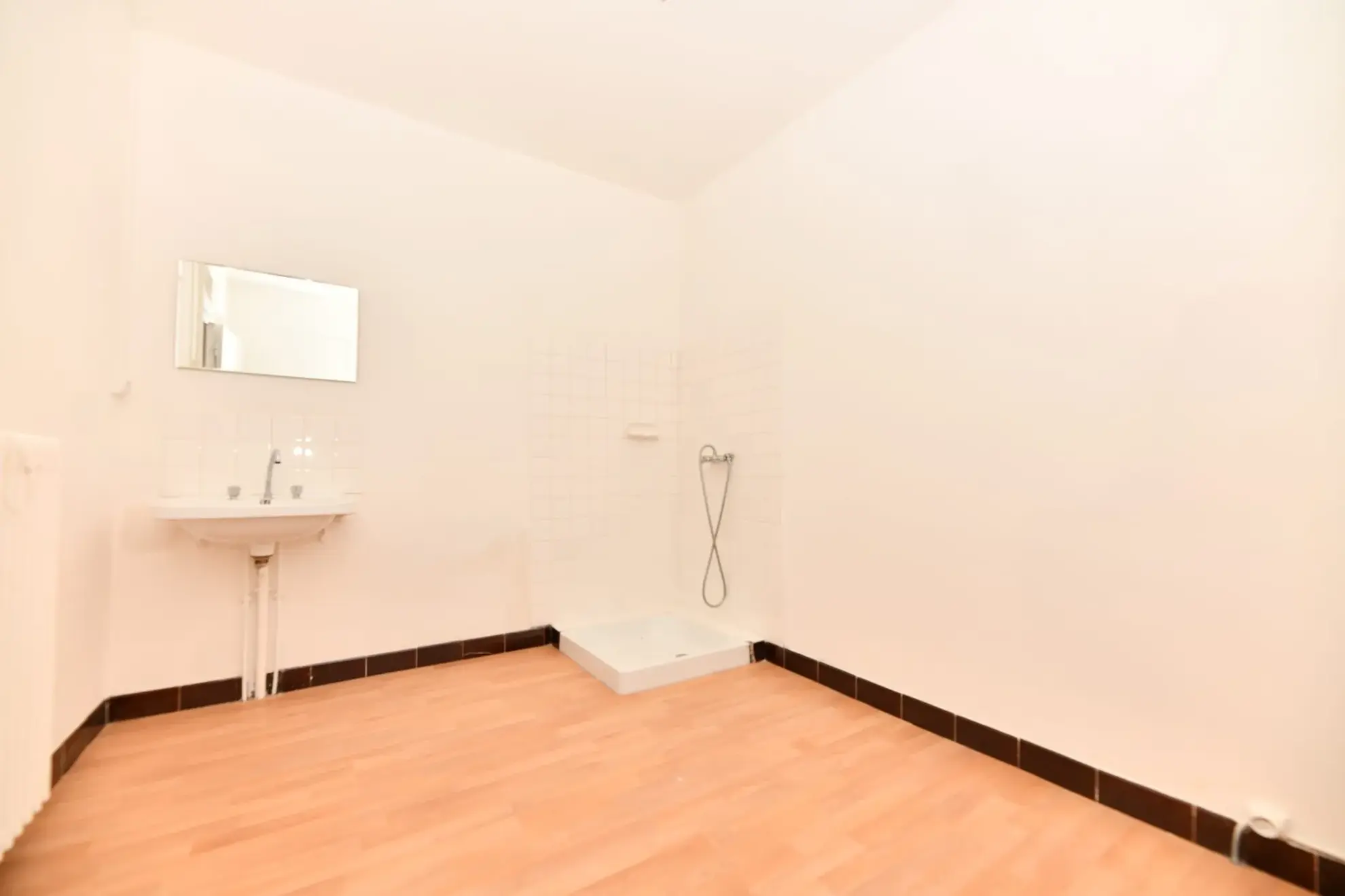 Immeuble résidentiel de 6 lots à Mauriac, 231 m², rénové, avec travaux de toiture en cours 
