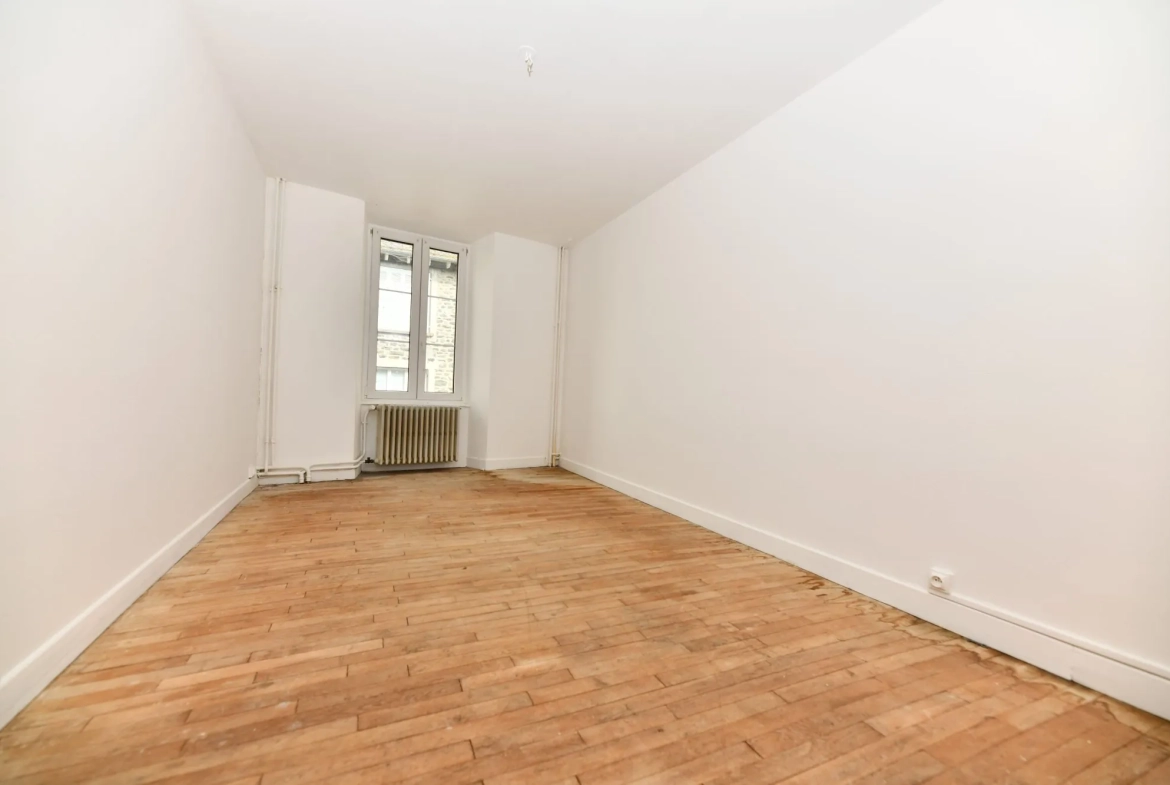 Immeuble résidentiel de 6 lots à Mauriac, 231 m², rénové, avec travaux de toiture en cours 