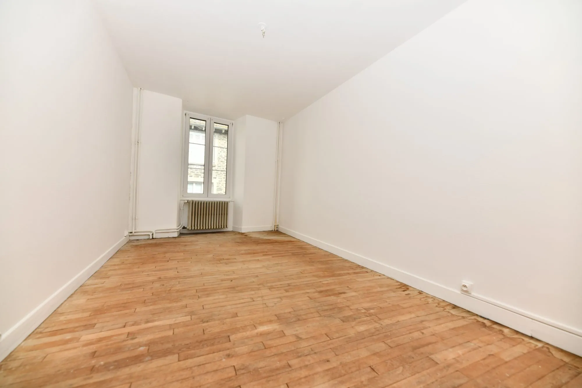 Immeuble résidentiel de 6 lots à Mauriac, 231 m², rénové, avec travaux de toiture en cours 