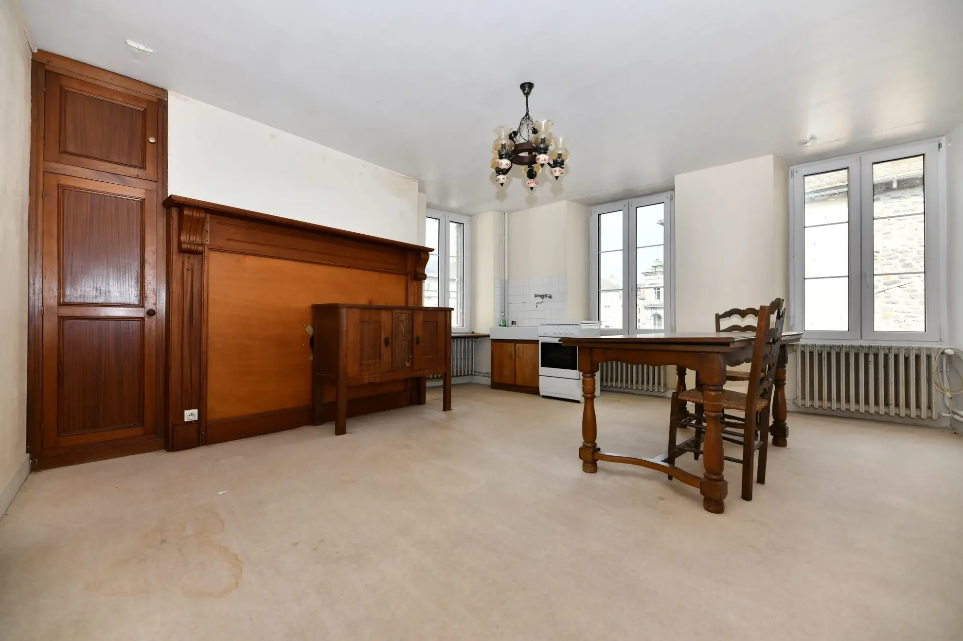 Immeuble résidentiel de 6 lots à Mauriac, 231 m², rénové, avec travaux de toiture en cours 