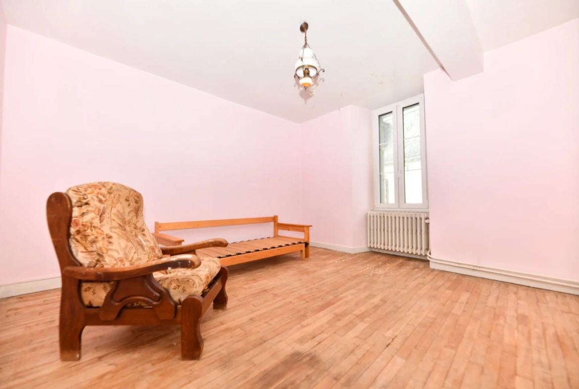 Immeuble résidentiel de 6 lots à Mauriac, 231 m², rénové, avec travaux de toiture en cours 