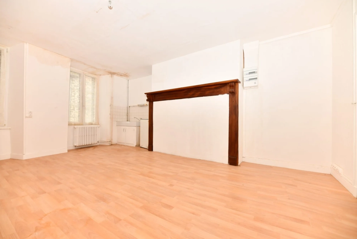 Immeuble résidentiel de 6 lots à Mauriac, 231 m², rénové, avec travaux de toiture en cours 