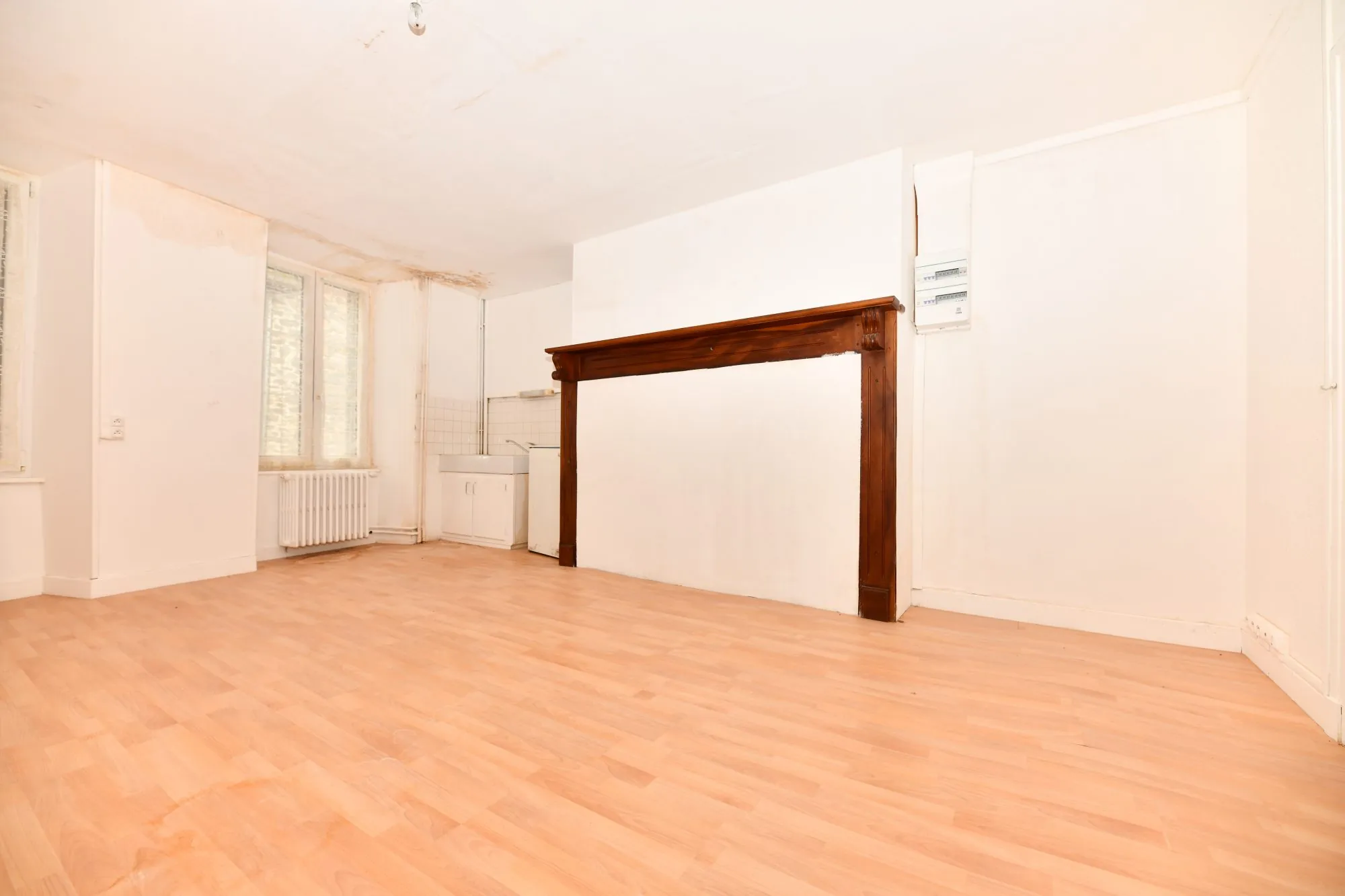 Immeuble résidentiel de 6 lots à Mauriac, 231 m², rénové, avec travaux de toiture en cours 