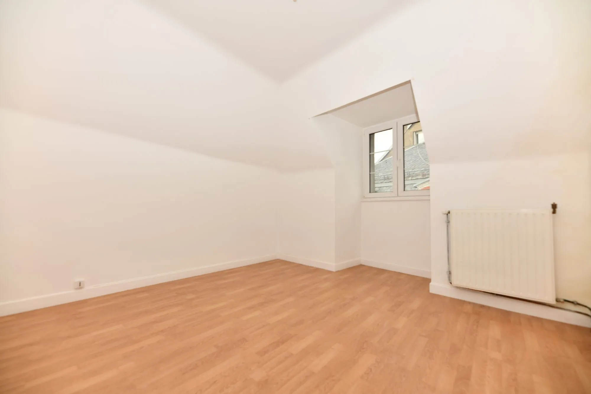 Immeuble résidentiel de 6 lots à Mauriac, 231 m², rénové, avec travaux de toiture en cours 